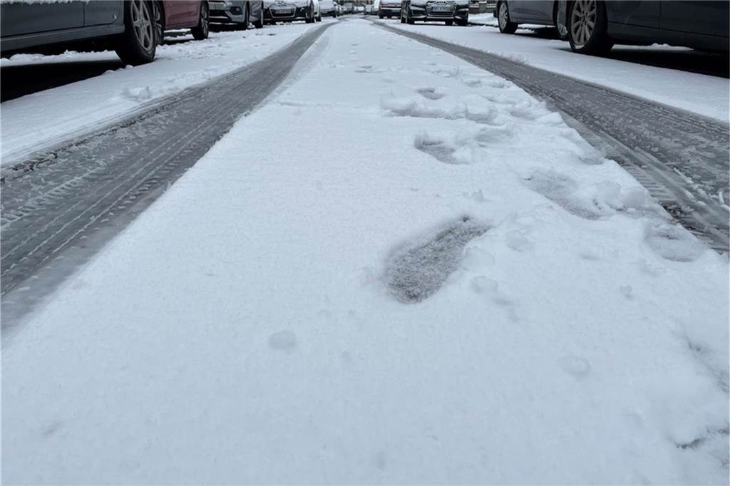 Wo nicht viele Autos fahren, ist selbst auf den Straßen noch mehr weiß als grau zu sehen.