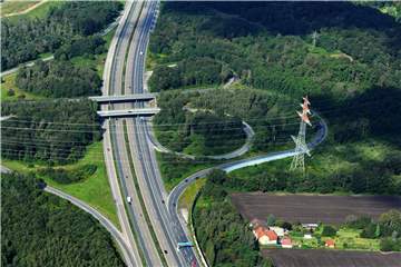 Wo sich die A2 und die A45 kreuzen, soll die B474n ins bisherige Waldgebiet rechts auf diesem Bild gebaut werden. Sie führt von hier aus über Castrop-Rauxeler, Waltroper und Dattelner Stadtgebiet zum später geplanten NewPark.