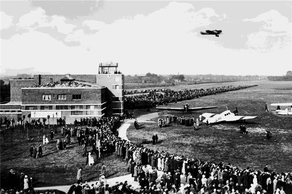 Brackel: Der Hellweg ist Fluch und Segen zugleich Wo sich heute das Neubaugebiet Hohenbuschei und das BVB-Gelände befinden, gab es früher den alten Flughafen Brackel.
