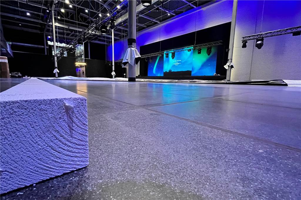 Arktice: Aufbau für riesige Eisfläche und Goldenen Hirsch in Ahaus läuft leeres Atrium