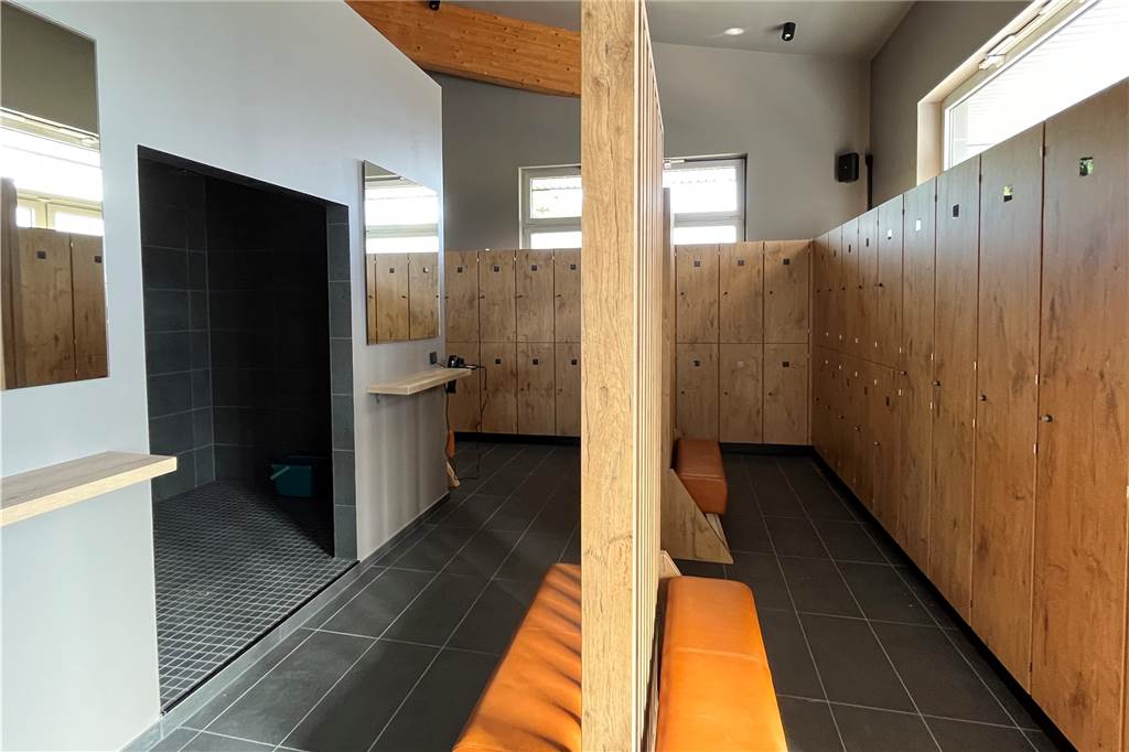 Erste Bilder: Brüder Ribnikar eröffnen Fitnessstudio mit „Wohnzimmer-Atmosphäre“ Umkleiden Injoy Pottfit