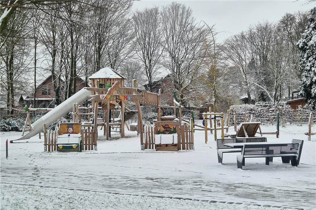 Wo sich sonst Kinder vergnügen, liegt nun alles im Winterschlaf. Stefanie Gehling hat dieses Bild in Wessum geschossen.