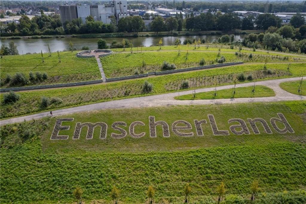 „Chateau d’Emscher“: Weinanbau in der Region hat gerade erst begonnen Luftbild vom Emscherland-Schriftzug.