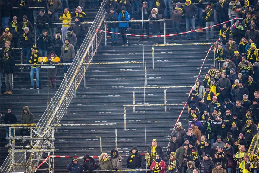 Fan-Szene setzt Zeichen - Protest zielt aber ins Leere Wo sonst die BVB-Ultras für Stimmung sorgen, ging beim Spiel gegen Augsburg gar nichts.