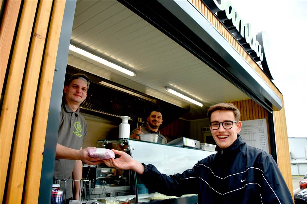 Samerosos heißt jetzt Onkel Samba: Beliebter Imbiss öffnet an neuer Adresse Woanders Döner essen? Kommt für Moritz Wieland aus Heek nicht in Frage. Knapp drei Monate hat er verzichtet oder ist bis nach Stadtlohn gefahren. Jetzt gibt es auch in Ahaus wieder den Döner von Samer Alkomi.