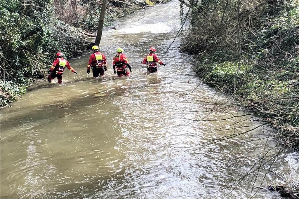 Keine weitere Fahndung nach Ingo H: „Wir haben keine Anhaltspunkte“ Rettungskräfte im Wasser