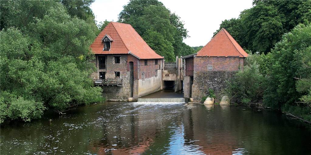 Verzögerung bei Stauwehr Füchtelner Mühle: Corona bremst Sanierung Wochenlang war das Wasser der Stever niedriger als gewohnt, da sich die Tore des Stauwehrs nicht mehr schließen lassen. Die Anlage muss dringend saniert werden.