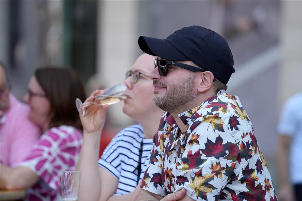 Besucher auf dem Wochenmarkt in Dortmund am Samstag 20.7.2024