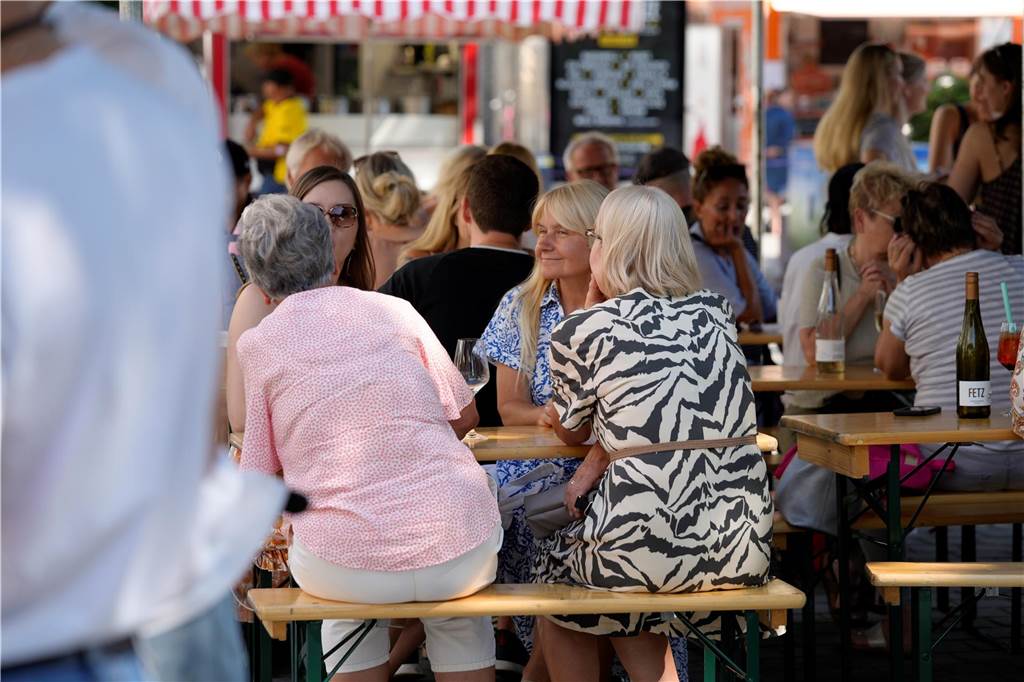 Besucher auf dem Wochenmarkt in Dortmund am Samstag 20.7.2024