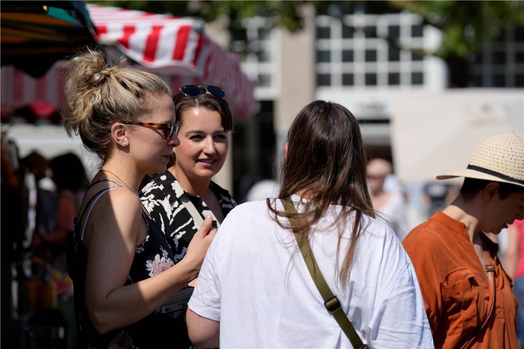 Besucher auf dem Wochenmarkt in Dortmund am Samstag 20.7.2024