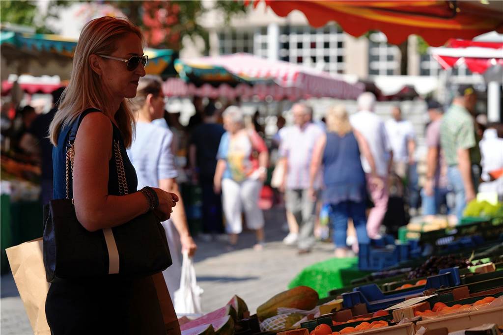 Besucher auf dem Wochenmarkt in Dortmund am Samstag 20.7.2024