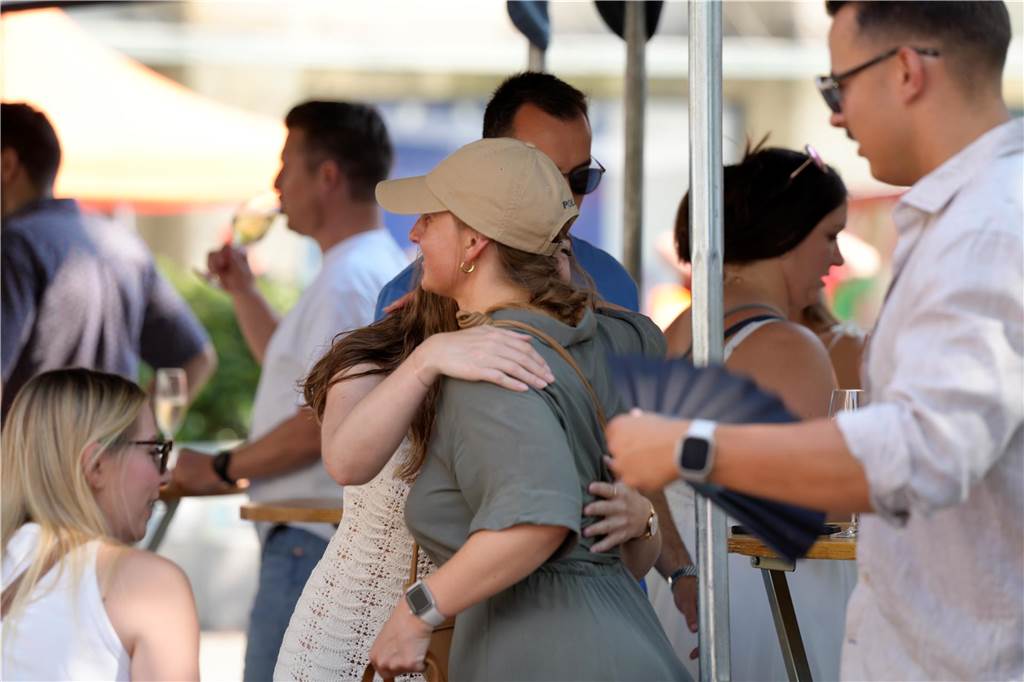 Besucher auf dem Wochenmarkt in Dortmund am Samstag 20.7.2024
