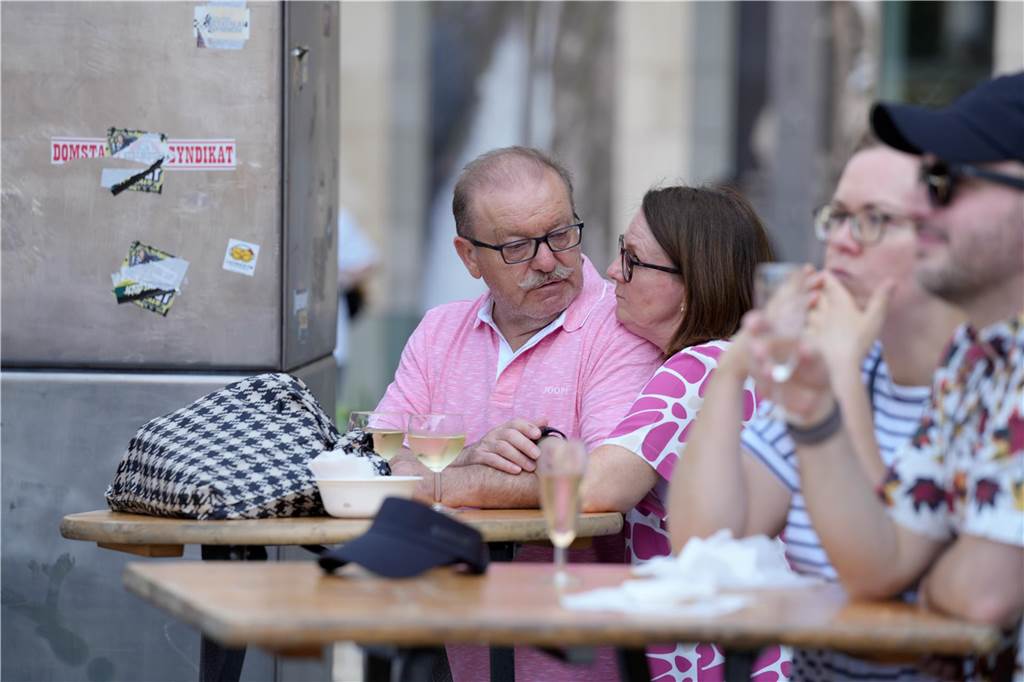 Besucher auf dem Wochenmarkt in Dortmund am Samstag 20.7.2024