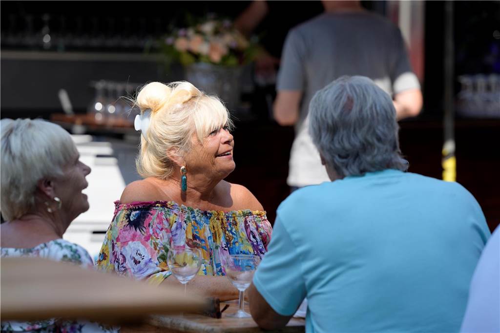 Besucher auf dem Wochenmarkt in Dortmund am Samstag 20.7.2024