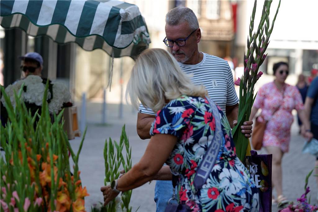 Besucher auf dem Wochenmarkt in Dortmund am Samstag 20.7.2024