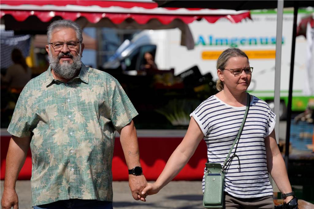 Besucher auf dem Wochenmarkt in Dortmund am Samstag 20.7.2024