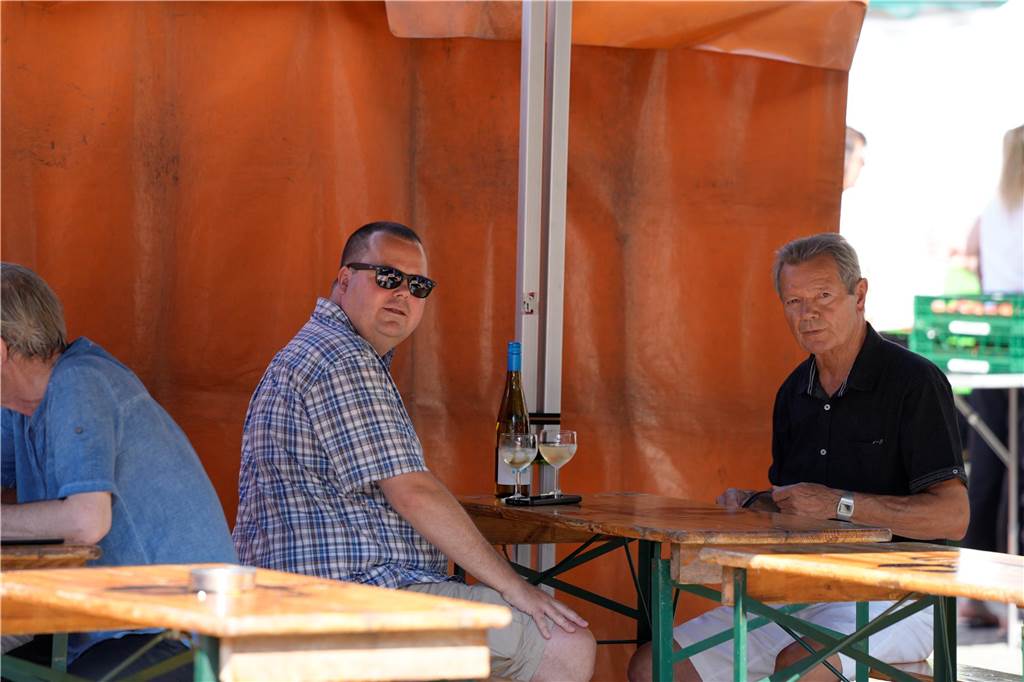 Besucher auf dem Wochenmarkt in Dortmund am Samstag 20.7.2024