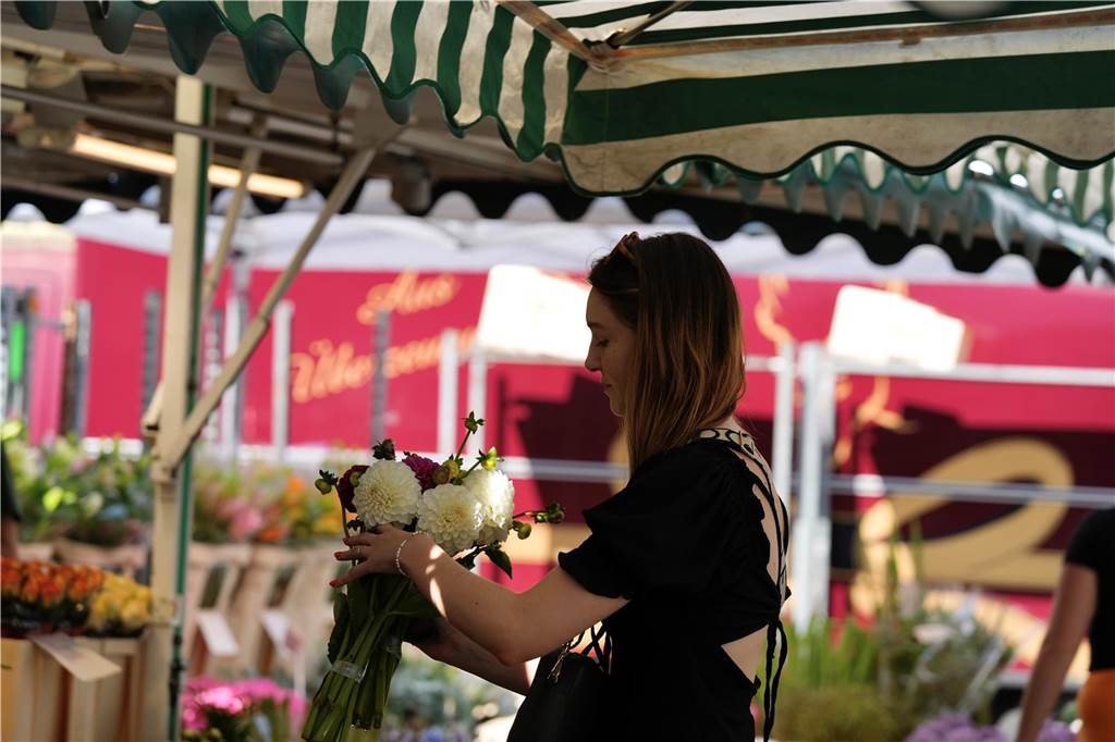 Besucher auf dem Wochenmarkt in Dortmund am Samstag 20.7.2024