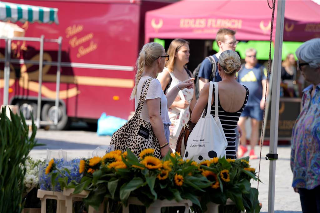 Besucher auf dem Wochenmarkt in Dortmund am Samstag 20.7.2024