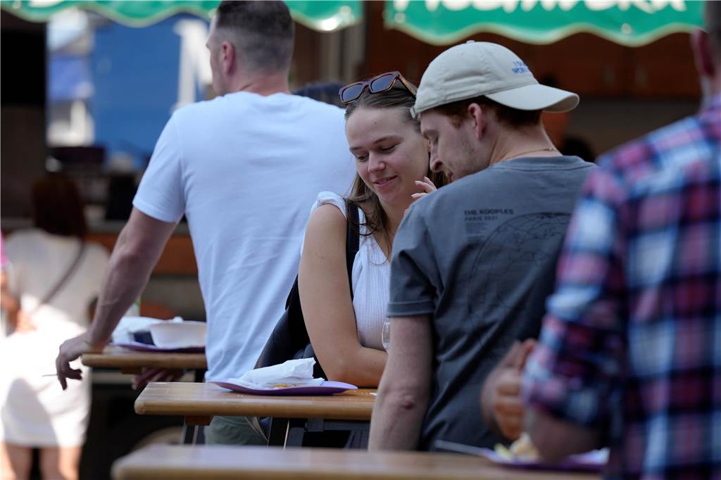 Besucher auf dem Wochenmarkt in Dortmund am Samstag 20.7.2024