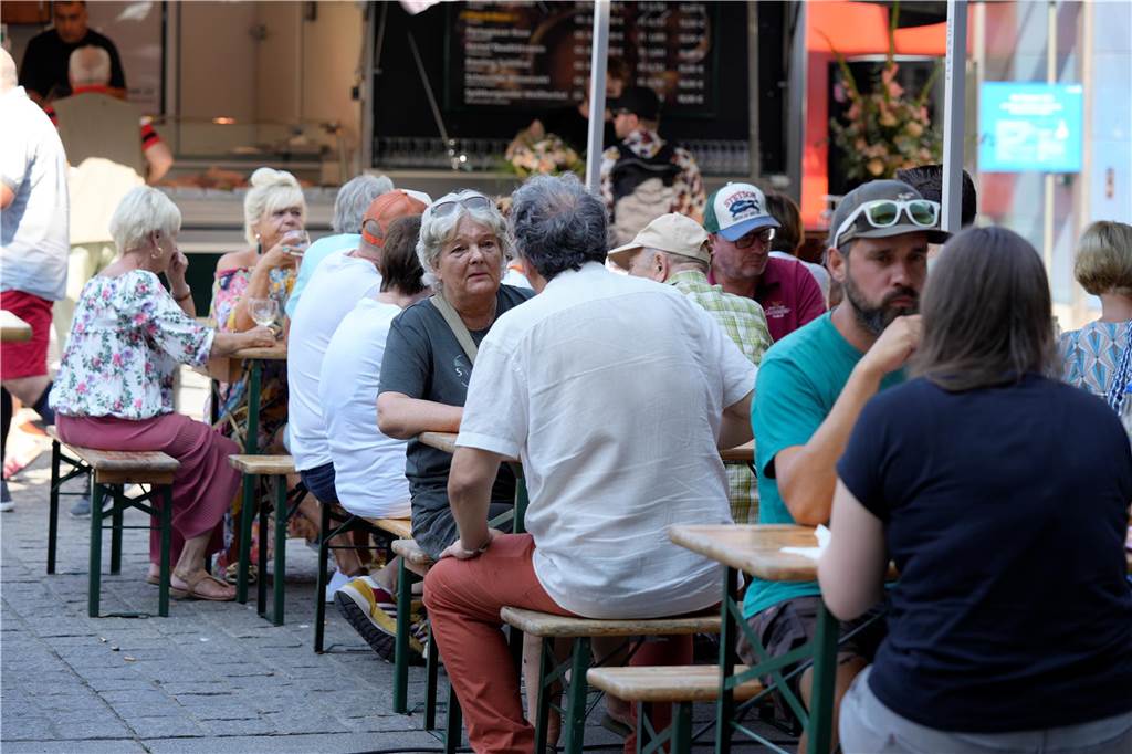 Besucher auf dem Wochenmarkt in Dortmund am Samstag 20.7.2024