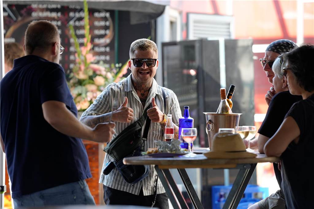 Besucher auf dem Wochenmarkt in Dortmund am Samstag 20.7.2024