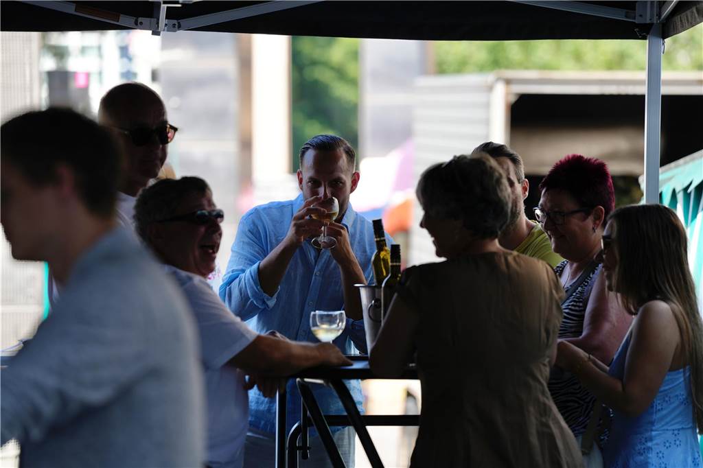 Besucher auf dem Wochenmarkt in Dortmund am Samstag 20.7.2024