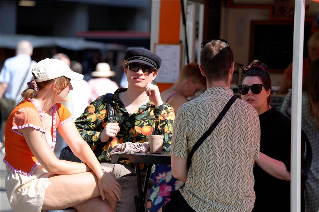 Besucher auf dem Wochenmarkt in Dortmund am Samstag 20.7.2024