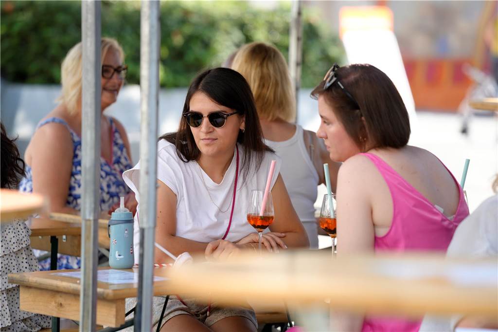 Besucher auf dem Wochenmarkt in Dortmund am Samstag 20.7.2024