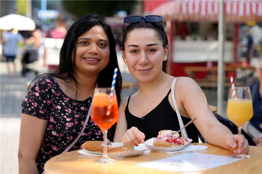 Besucher auf dem Wochenmarkt in Dortmund am Samstag 20.7.2024