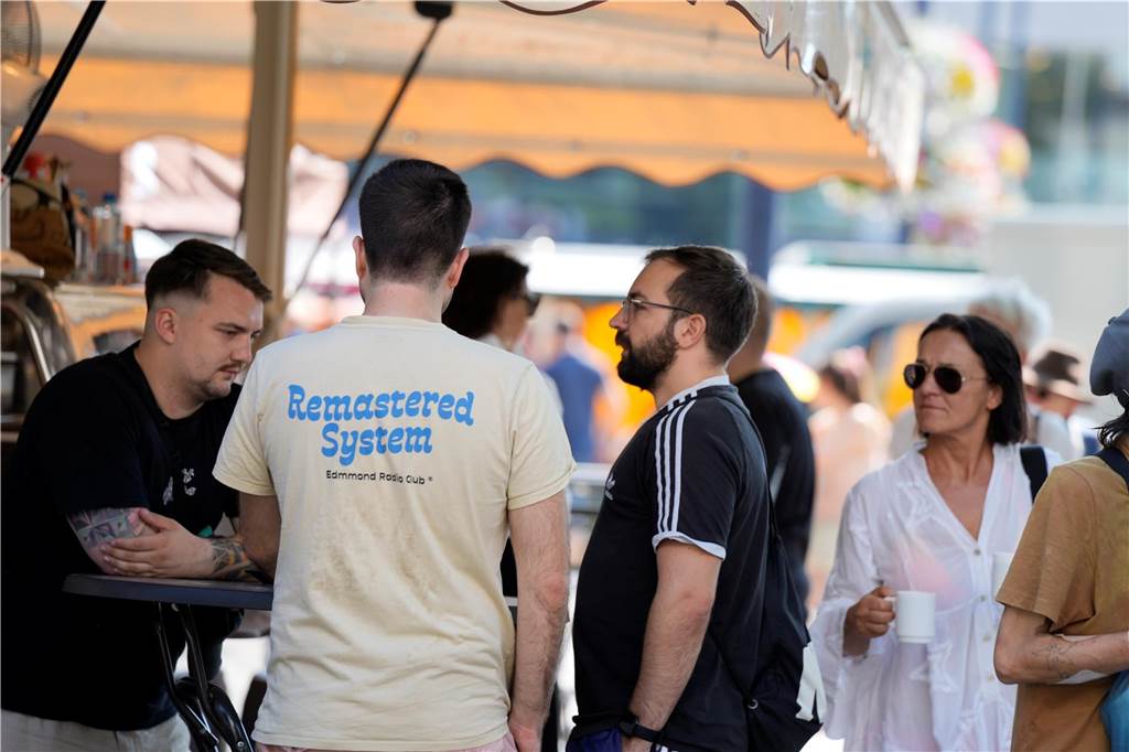 Besucher auf dem Wochenmarkt in Dortmund am Samstag 20.7.2024