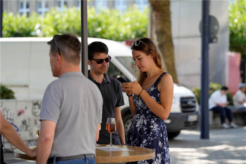 Besucher auf dem Wochenmarkt in Dortmund am Samstag 20.7.2024