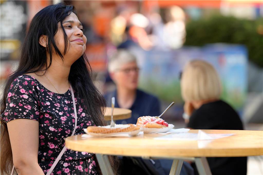 Besucher auf dem Wochenmarkt in Dortmund am Samstag 20.7.2024