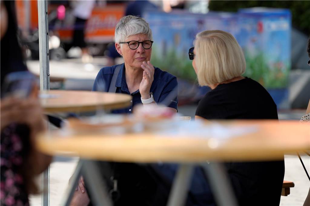 Besucher auf dem Wochenmarkt in Dortmund am Samstag 20.7.2024