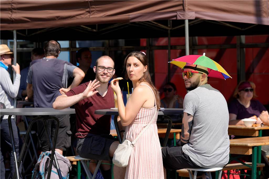 Besucher auf dem Wochenmarkt in Dortmund am Samstag 20.7.2024