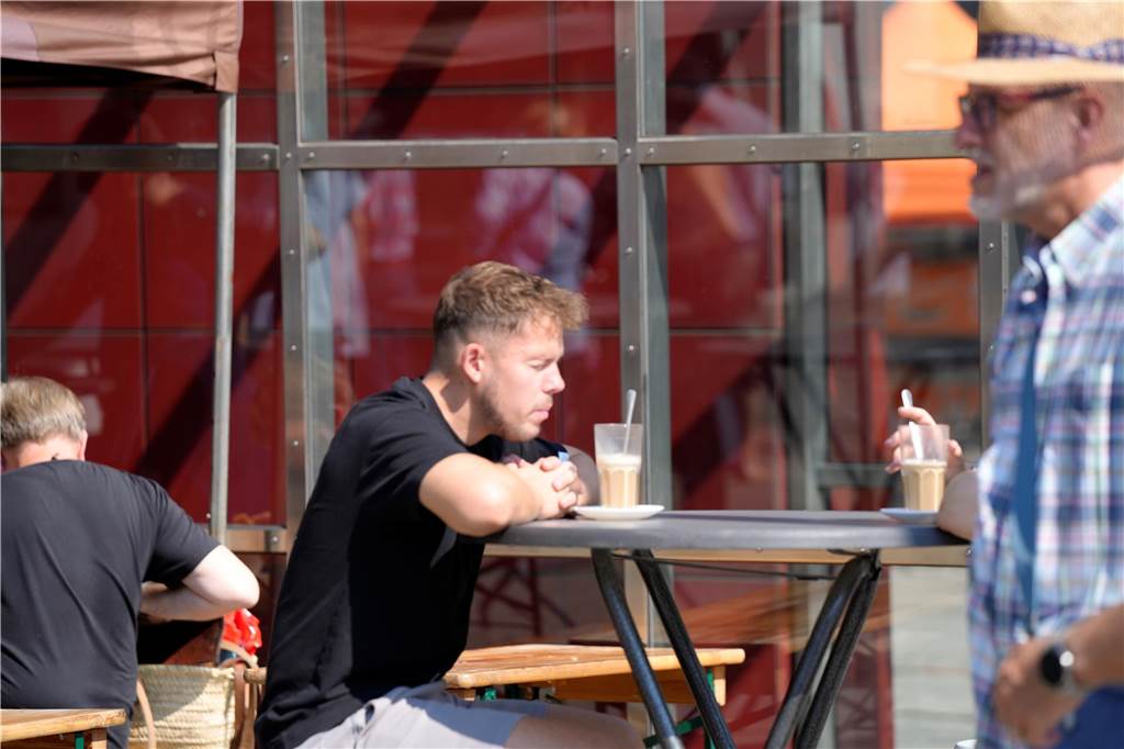 Besucher auf dem Wochenmarkt in Dortmund am Samstag 20.7.2024
