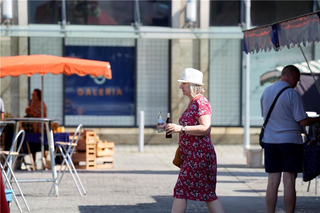 Besucher auf dem Wochenmarkt in Dortmund am Samstag 20.7.2024