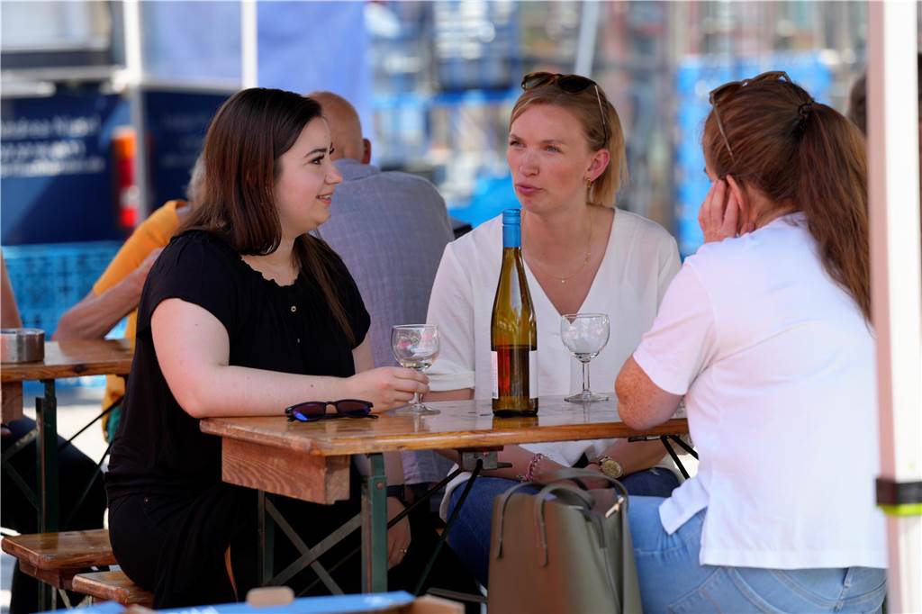 Besucher auf dem Wochenmarkt in Dortmund am Samstag 20.7.2024