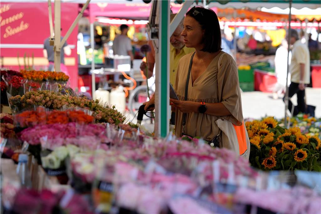 Besucher auf dem Wochenmarkt in Dortmund am Samstag 20.7.2024