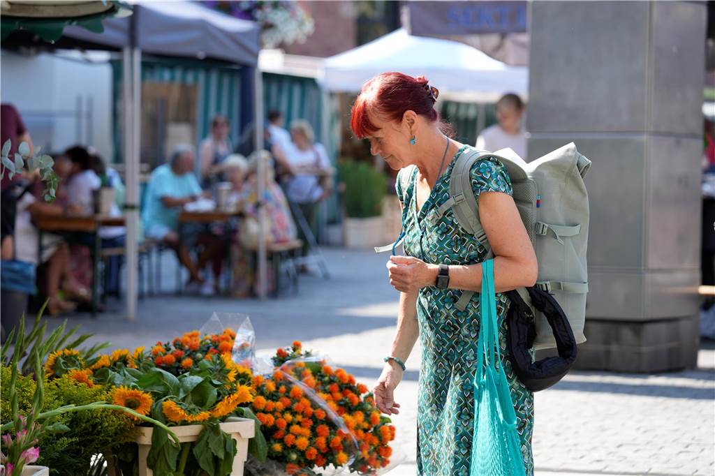 Besucher auf dem Wochenmarkt in Dortmund am Samstag 20.7.2024