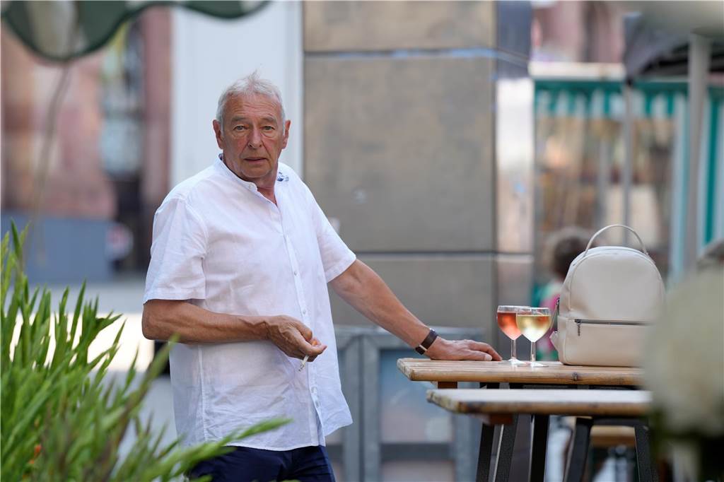 Besucher auf dem Wochenmarkt in Dortmund am Samstag 20.7.2024