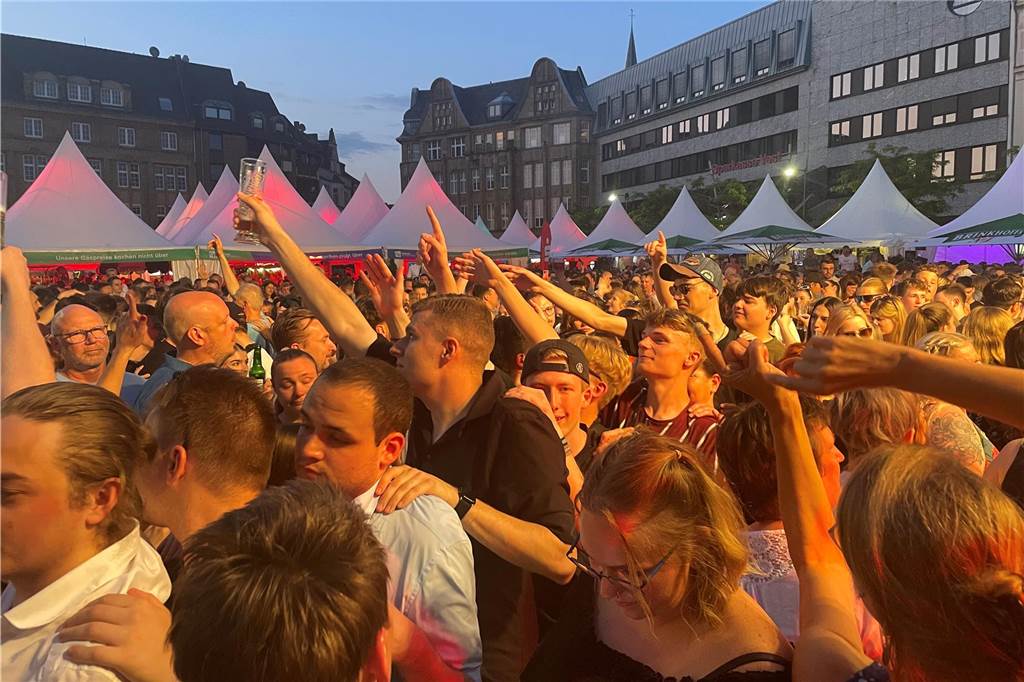 Castrop kocht über und Champions-League-Finale: Was macht Seven Cent? Wofür entscheiden sich die Castrop-Rauxeler am 1.6.? Für Seven Cent, wie hier im Bild 2023 auf dem Marktplatz, oder Borussia Dortmund am Fernseher?