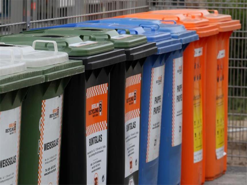 Verpackungen recyceln: Adressetikett kommt in den Restmüll Wohin mit dem Verpackungsmüll? Kartons kommen ins Altpapier, Adressetiketten aber nicht. Foto: Bodo Marks