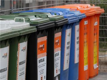 Wohin mit dem Verpackungsmüll? Kartons kommen ins Altpapier, Adressetiketten aber nicht. Foto: Bodo Marks