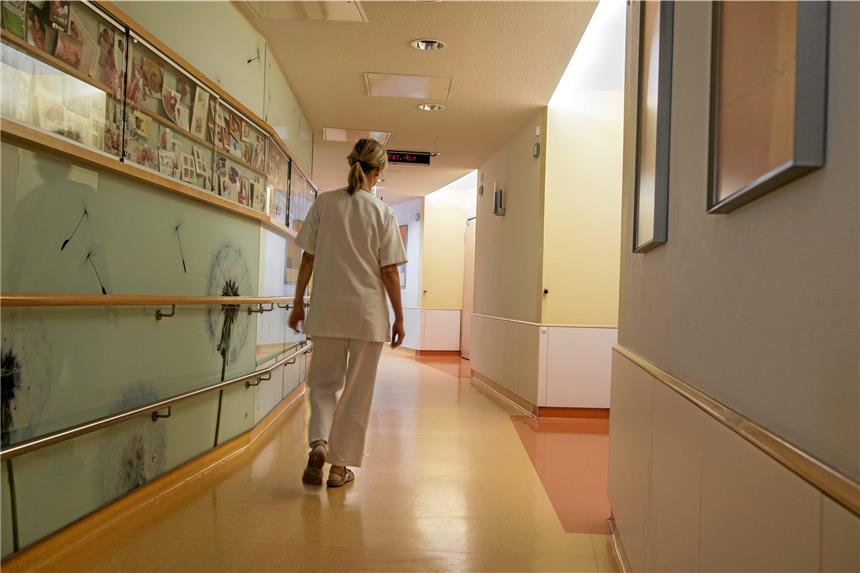 Über 1300 Beschäftigte werden in der Pflege gesucht Wohin steuert die Pflege in Krankenhäusern und Altenheimen? Schon jetzt fehlt es an Nachwuchs, und die Fluktuation im Pflegeberuf ich hoch.
