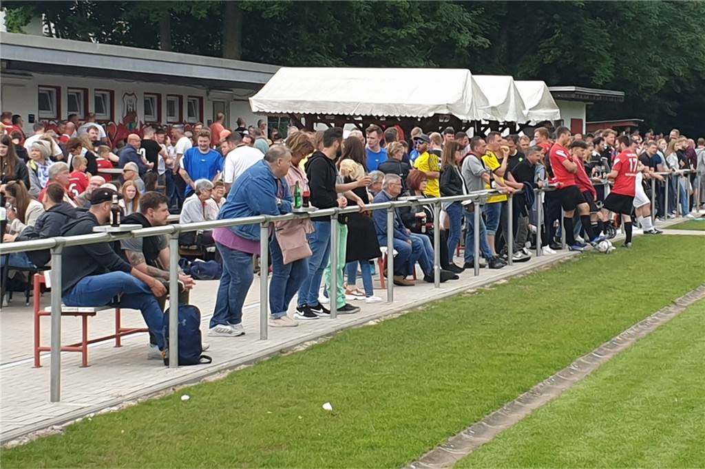 Gemeindefußballfest 2022 in Henrichenburg: 200 Kisten Bier und 500 Bratwürste Wohl 500 Kicker und Zuschauer waren an der Lambertstraße.