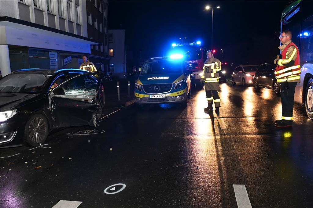 Unachtsamer Dorstener (52) reißt Tür auf und verursacht Unfall Wohl unachtsam hatte der Fahrer dieses Wagens die Tür seines Fahrzeugs geöffnet.