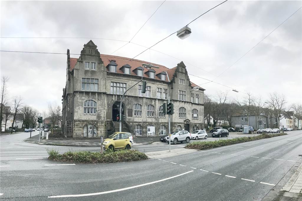 Castrop-Rauxeler Mietmarkt bietet alles vom Schloss Bladenhorst bis zur Sozialwohnung Wohnen im Altbau: Auch im Alten Rathaus an der Ringstraße ist derzeit eine Wohnung zu haben.