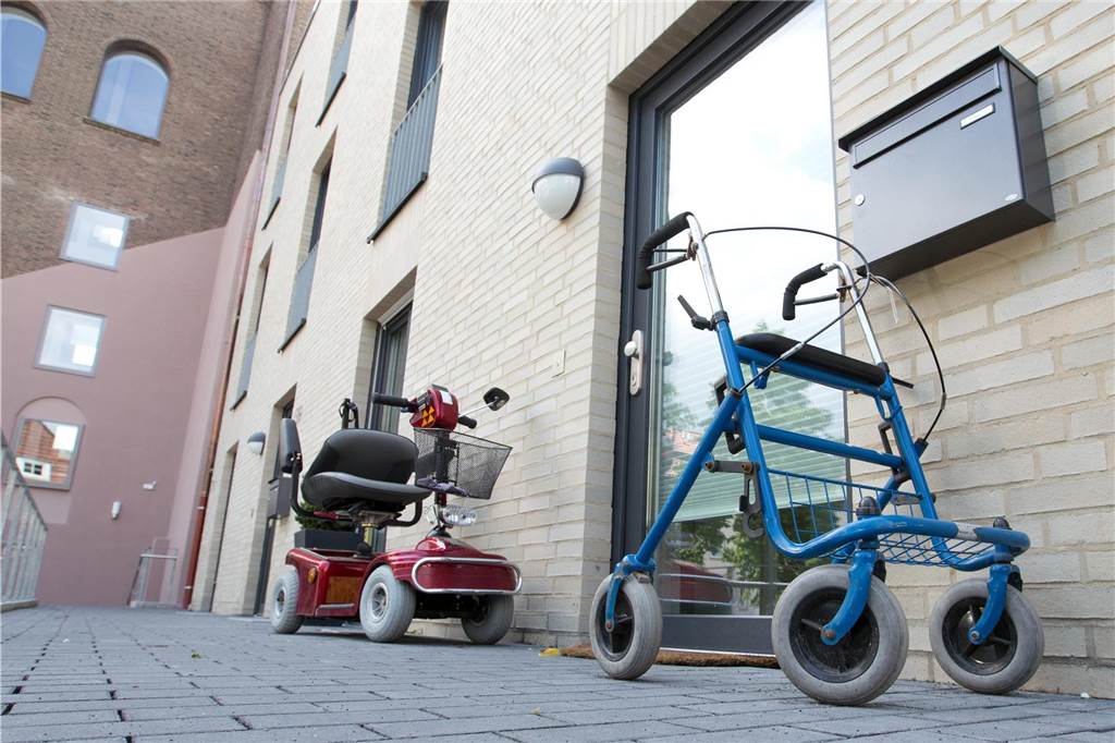 In der Zukunft fehlen viele Wohnungen - vor allem kleine Ein Rollator und ein E-Scooter stehen vor einem Haus.