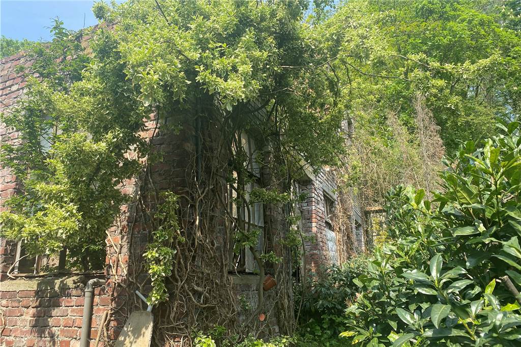 Vom Bungalow bis zur Villa: Acht Wohnhäuser zum Kaufen im Revier Wohnen oder arbeiten im historischen Gemäuer: Einer der ältesten Standorte des Kettenschmiedehandwerks wird in Fröndenberg im Kreis Unna veräußert. Zu der alten Handwerkshalle, die mittlerweile Bauruine ist, gehört ein Wohnhaus aus demselben Baujahr: 1860.
